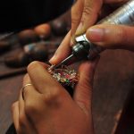 Orang Thailand Jual Perhiasan Untuk Bayar Pengeluaran Rutin